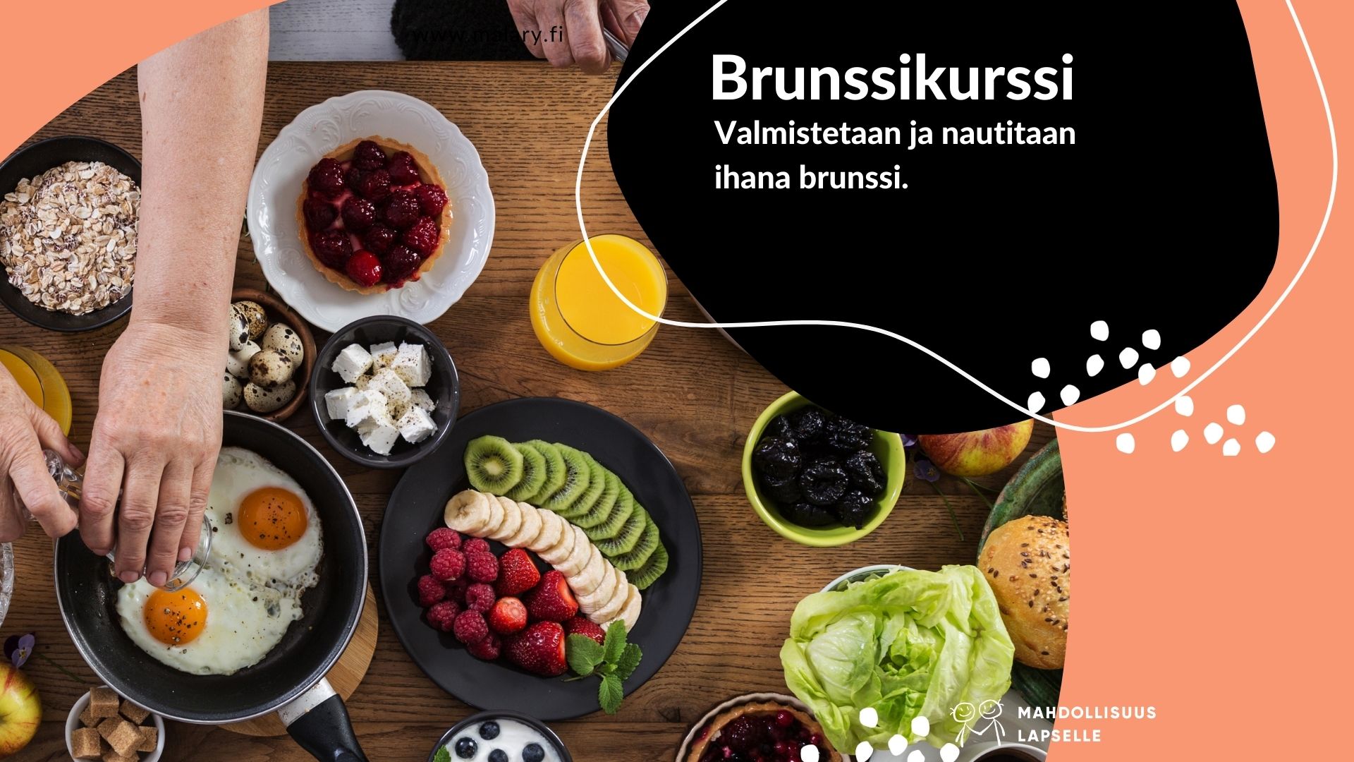 Brunssikurssiviikonlopussa teemme yhdessä herkullisen brunssin. Kuvassa kädet asettelevat monenlaisia ruokia esille.